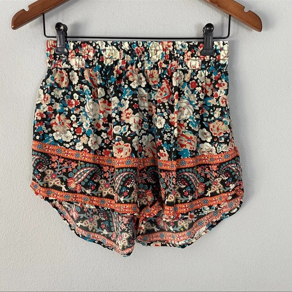 Tolani Shorts S Pink Red Black Paisley Print Elastic Waist Silk - Picture 7 of 7